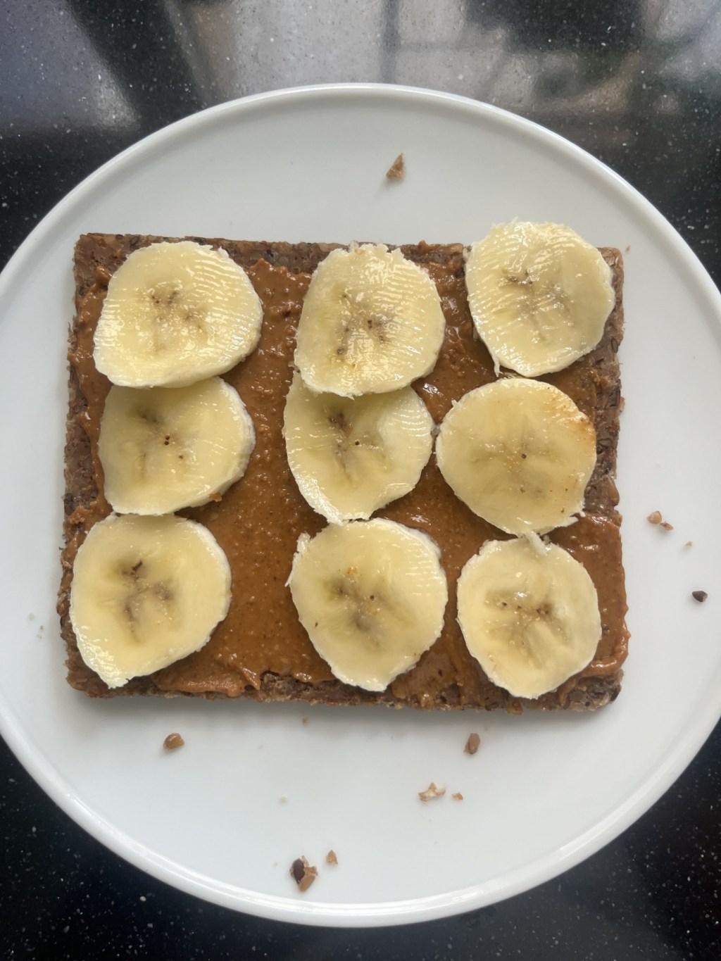 Roggebrood met pindakaas en&nbsp;banaan